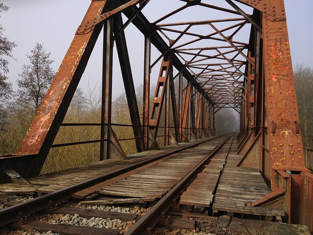Rusting Bridge:Rikkerst Pixabay