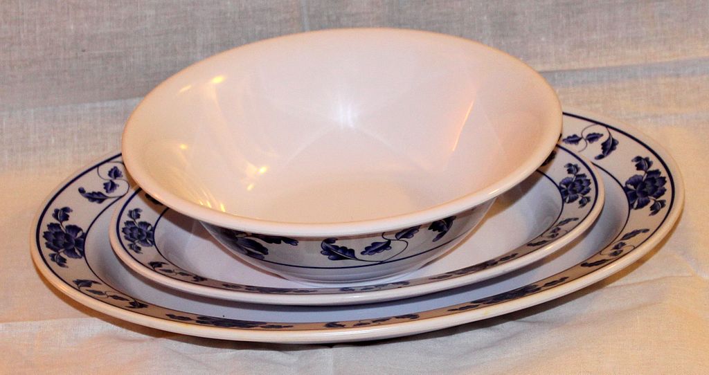 melamine plates and bowl